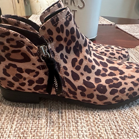 Dr. Scholl’s leopard booties size 8m - Picture 4 of 5